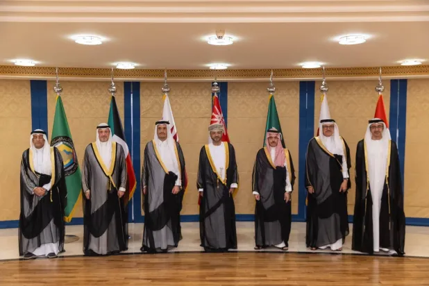 عمان کے دارالحکومت مسقط میں "خلیجی وزارتی کانفرنس" کے شرکاء کا گروپ فوٹو (الشرق الاوسط)