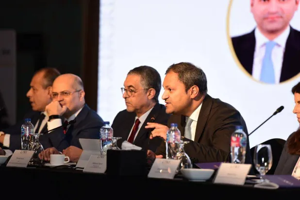 محمد حنفي مدير منتدى «لينكس» يتوسط الحضور خلال إدارته جلسة الإسراع في التحول للسيارات الكهربائية بمصر (الشرق الأوسط)