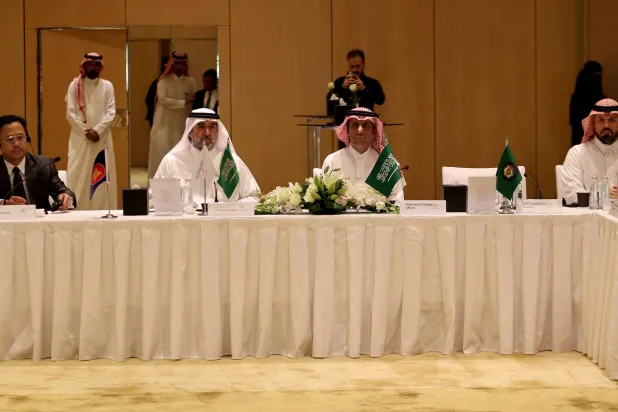 الدكتور عبد العزيز بن صقر يتوسط وكيل وزارة الخارجية السعودية وممثل دول «الآسيان» نائب رئيس البعثة الماليزية في الرياض (تصوير: مشعل القدير)