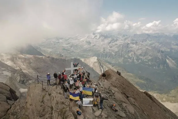 تسلُّق القمة يُسقط المخاوف ويتيح طيّ الصفحة (لقطة من الشريط)