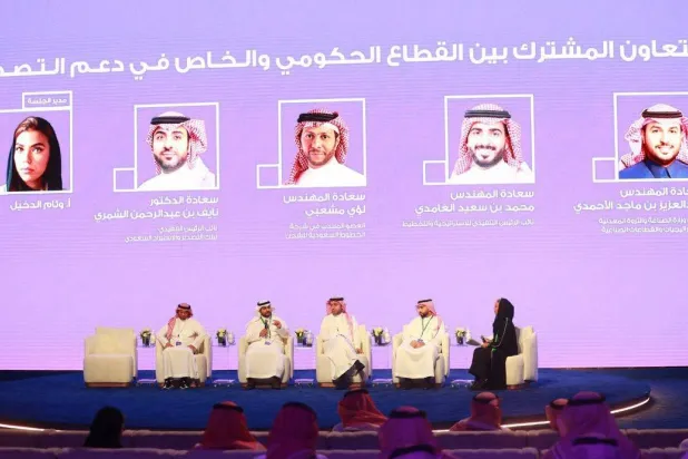 إحدى الجلسات المصاحبة لمعرض «صنع في السعودية» المقام حاليا في الرياض (الشرق الأوسط)