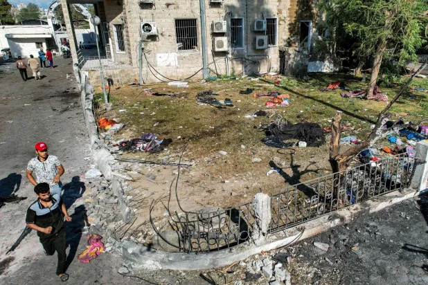 موقع المستشفى الأهلي العربي وسط غزة صبيحة الضربة التي طالته مساء الثلاثاء (أ.ف.ب)