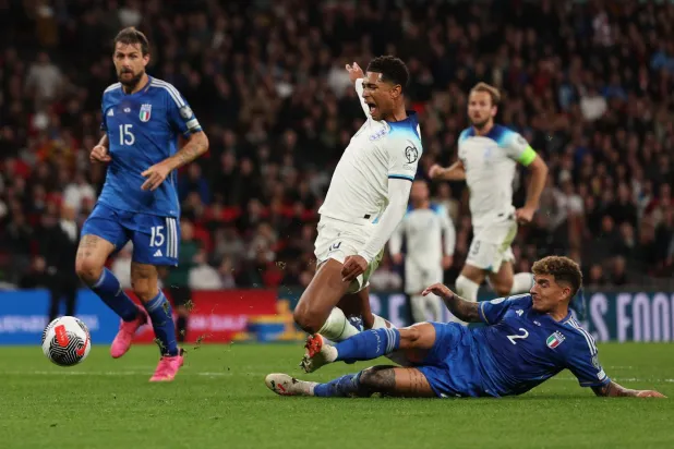 بيلينغهام يتعرض للإعاقة ليحصل على ركلة جزاء كانت مفتاح إنتصار إنجلترا على إيطاليا (ا ف ب)