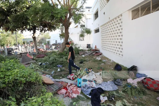  يتفقدون الدمار الذي لحق بالمستشفى الأهلي في غزة (وفا) 