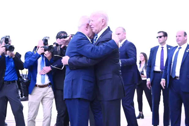 رئيس الوزراء الإسرائيلي بنيامين نتنياهو يعانق الرئيس الأميركي جو بايدن لدى وصوله إلى مطار بن غوريون في تل أبيب أمس (أ.ف.ب)