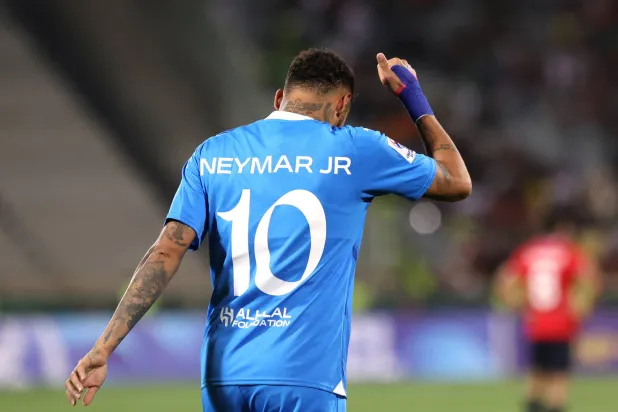 الاتحاد البرازيلي لكرة القدم يتوقع عودة نيمار إلى الملعب خلال ثمانية أشهر (رويترز)