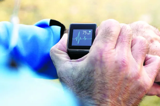 ما كفاءة الأجهزة التي يمكن ارتداؤها لاكتشاف «الرجفان الأذيني»؟