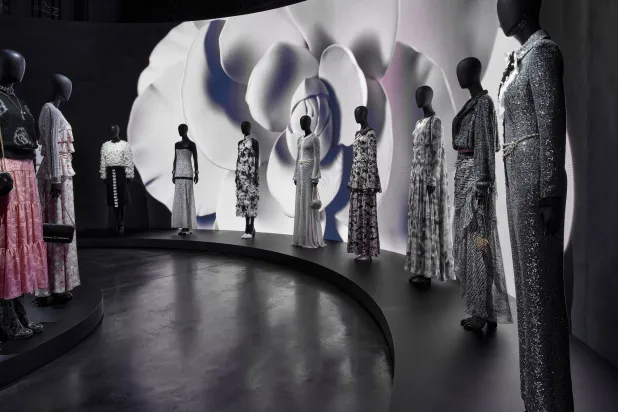 رموز الدار المتنوعة كانت حاضرة من الجاكيت إلى فساتين السهرة الناعمة (شانيل)