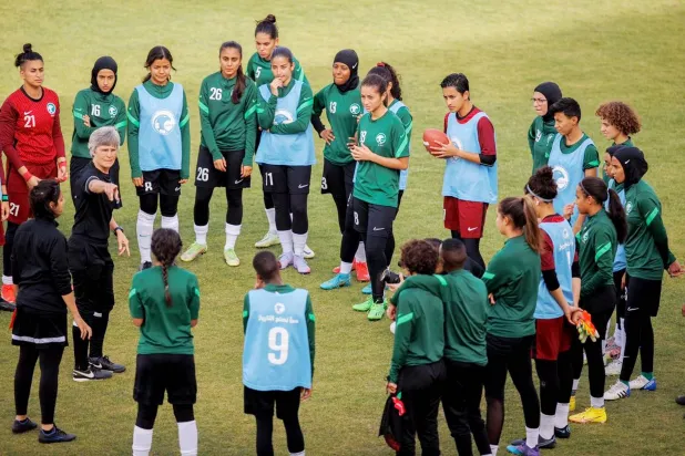 مونيكا ستاب لدى اجتماعها بلاعبات «المنتخب السعودي للسيدات» خلال أحد التدريبات السابقة (الشرق الأوسط)