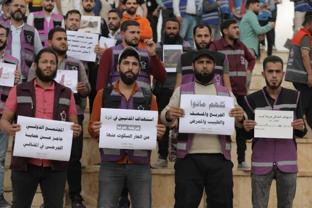 وقفة مناصرة لغزة في مدينة إدلب رفعت شعارات منددة باستهداف المراكز الصحية والتعليمية والمدنية (الشرق الأوسط)