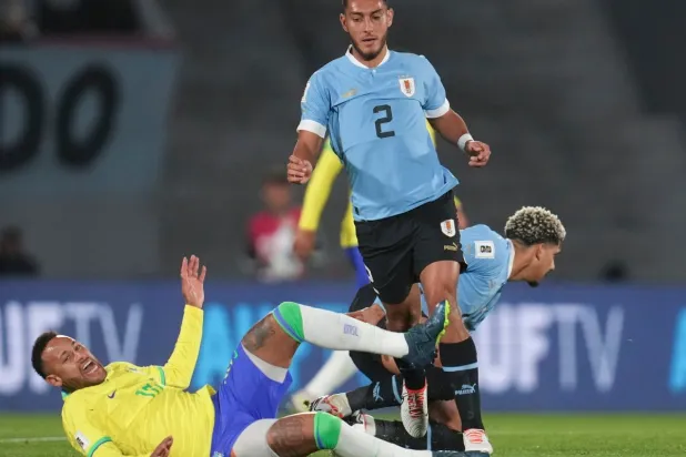 إصابة نيمار أثارت حزن عشاقه في البرازيل والسعودية على حد سواء (أ.ب)