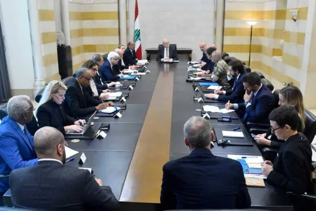 نجیب میقاتی وزارتی اجلاس کی صدارت کرتے ہوئے (مرکزی)