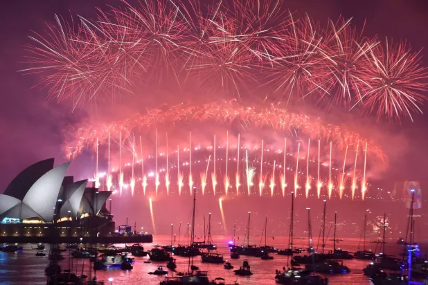 أضواء دار الأوبرا التي دشّنت الملكة إليزابيث قاعة الحفلات الموسيقية فيها قبل 50 عاماً (أ.ف.ب)