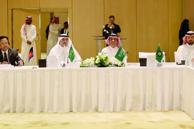 دکتر عبد العزیز بن صقر (عکس وسط) بین معاون وزیر خارجه سعودی و نماینده کشورهای آسه آن و معاون رئیس هیئت مالزی در ریاض (عکس: مشعل القدیر)