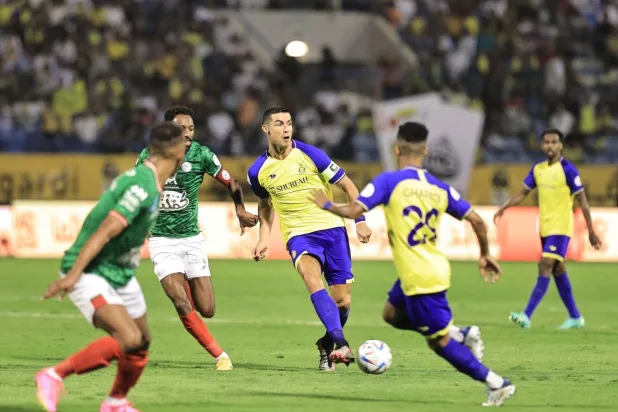 نجوم العالم لفتوا الأنظار إلى الملاعب السعودية (عيسى الدبيسي)