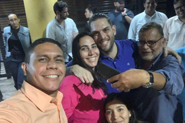 المشرّع الفنزويلي السابق خوان ريكيسينس يلتقط صورة مع آخرين بعد إطلاق سراحه في كاراكاس 19 أكتوبر (رويترز)