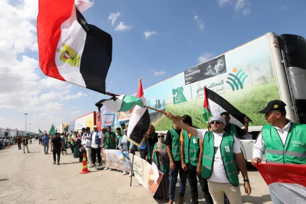 محتجون يطالبون بإدخال المساعدات لغزة عند بوابة رفح الحدودية بين مصر وغزة بعد مؤتمر صحافي للأمين العام للأمم المتحدة، في رفح بمصر، 20 أكتوبر 2023 (إ.ب.أ)