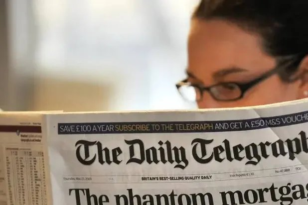 امرأة تقراْ صحيفة «ذي تلغراف» البريطانية اليومية (أ.ف.ب)