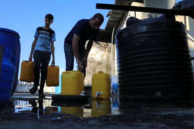 مركز لتعبئة المياه في قطاع غزة (الشرق الأوسط)