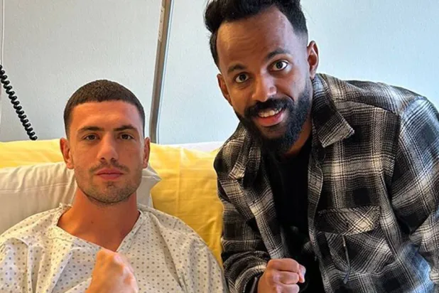 ديميرال بمعنويات مرتفعة بعد إجراء العملية مع ممثل الطاقم الطبي للأهلي (النادي الأهلي)