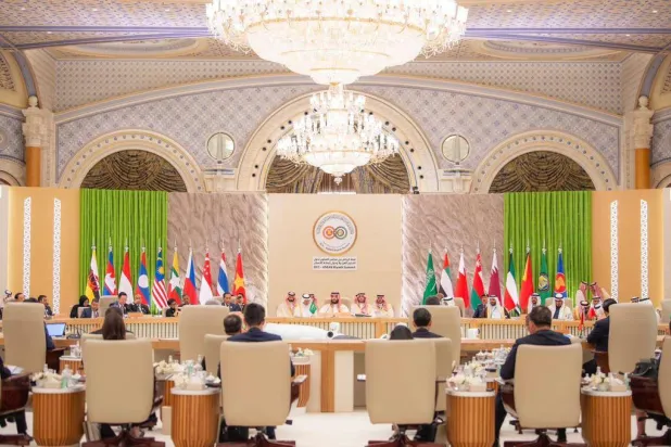 ولي العهد السعودي يتوسط القادة المشاركين في"قمة الخليج وآسيان" بالرياض أمس (واس)