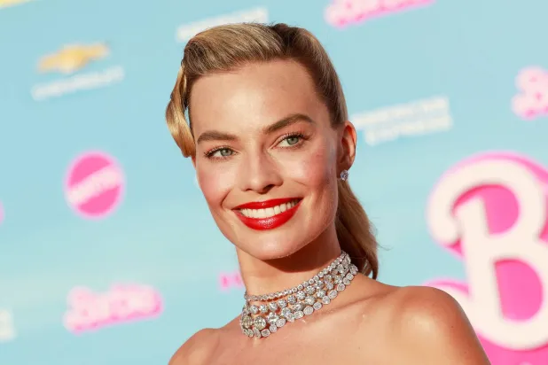 يطال الطلب شخصية «باربي» من الفيلم الذي أنتجته «وارنر براذرز» (أ.ف.ب)