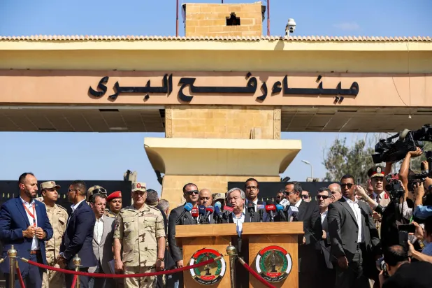 الأمين العام للأمم المتحدة أنطونيو غوتيريش يتحدث للصحافيين أمام معبر رفح أمس (أ.ف.ب)