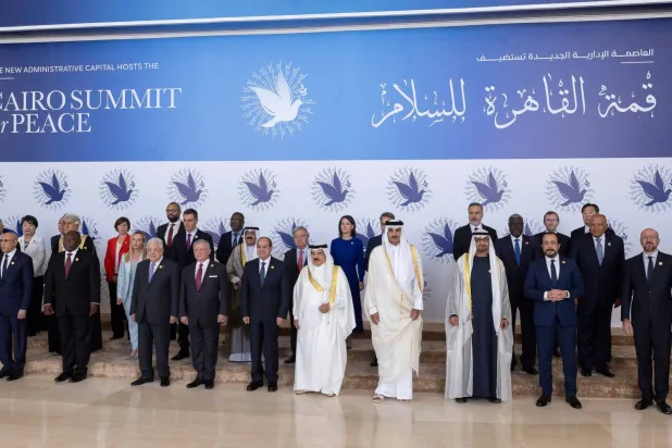 صورة جماعية للمشاركين في قمة السلام (رويترز)