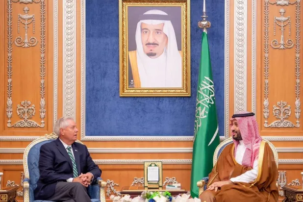 شہزادہ محمد بن سلمان ہفتہ کے روز ریاض میں امریکی سینیٹر لنڈسے گراہم سے ملاقات کرتے ہوئے (واس)