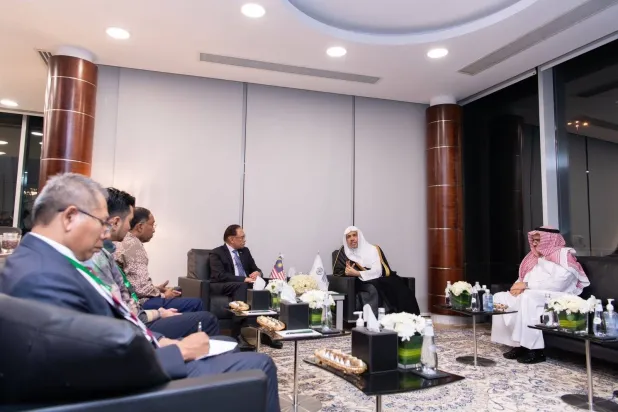 جانب من اجتماع الأمين العام للرابطة ورئيس الوزراء الماليزي (الشرق الأوسط)