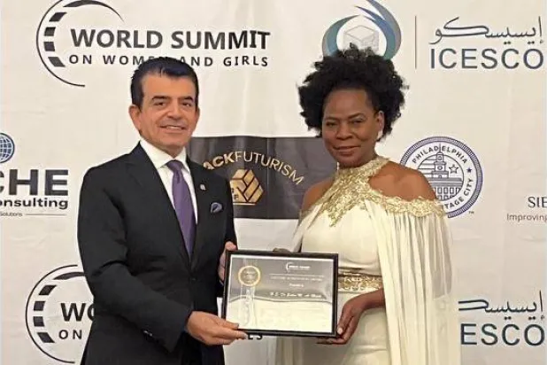 المدير العام لـ«إيسيسكو» يتسلم الجائزة (الشرق الأوسط)