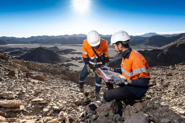 مهندسان يستعرضان خرائط التنقيب عن الذهب في الصحراء (من موقع شركة «سنتامين»)