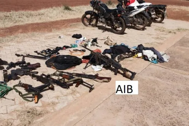 أسلحة ومعدات صادرها الجيش خلال عملية عسكرية لتدمير قاعدة إرهابية (وكالة بوركينا فاسو للأنباء)