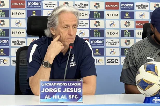 خورخي خيسوس مدرب «الهلال» في المؤتمر الصحافي (الشرق الأوسط)