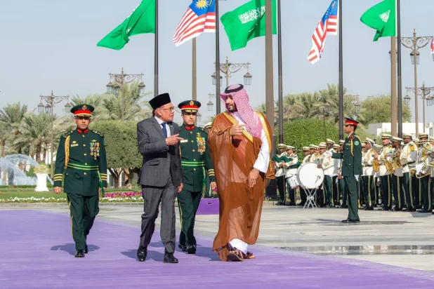 ولي العهد السعودي مرحباً برئيس وزراء ماليزيا (الشرق الأوسط)