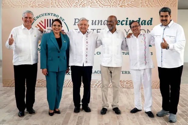  ستة من قادة أميركا اللاتينية على هامش اجتماعهم في ولاية تشياباس أقصى جنوب المكسيك (أ.ف.ب)