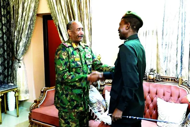 سوڈانی فوج کے کمانڈر عبدالفتاح البرہان پورٹ سوڈان میں اپنے نائب شمس الدین الکباشی کا خیر مقدم کرتے ہوئے (سوڈانی فوج)