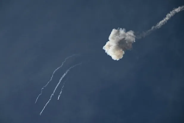 صاروخ من القبة الحديدية الإسرائيلية يعترض صاروخاً فلسطينياً فوق سديروت (أرشيفية - أ.ف.ب)