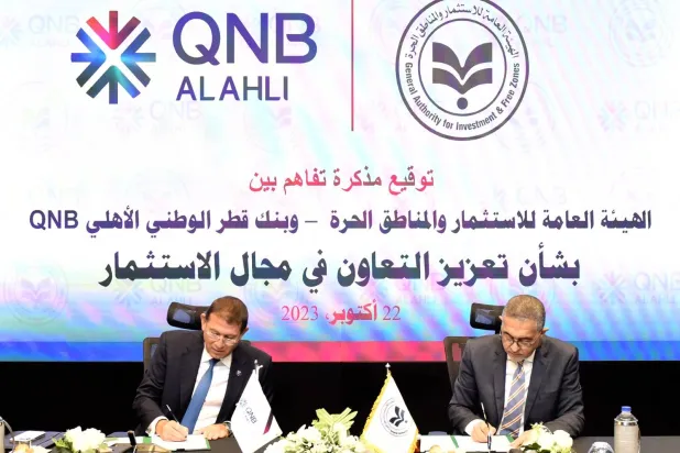 رئيس هيئة الاستثمار المصرية حسام هيبة ومحمد بدير الرئيس التنفيذي لبنك قطر الوطني يوقّعان على مذكرة التفاهم (الشرق الأوسط)