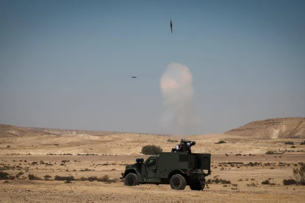 قذيفة من نوع «اللدغة الحديدية» تُطلّق من عربة عسكرية (شركة إلبيت الإسرائيلية)