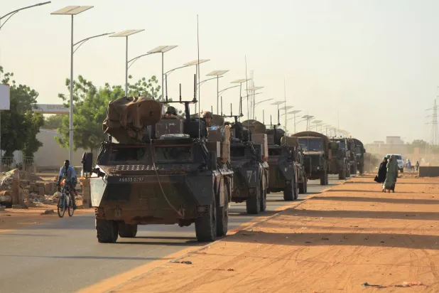 قافلة من القوات الفرنسية في النيجر تغادر العاصمة نيامي في 22 أكتوبر 2023 (رويترز)