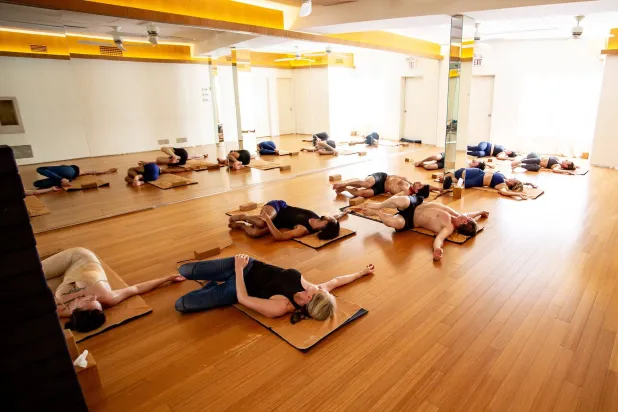 اليوغا الساخنة تُنفذ في ظروف حارة ورطبة (بابليك دومين)