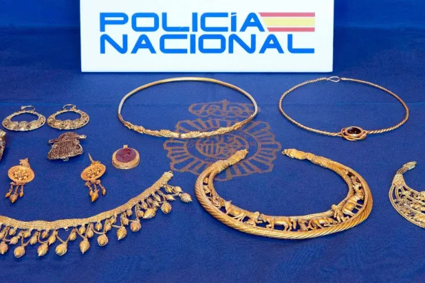 تُظهر هذه الصورة التي نشرتها الشرطة الوطنية الإسبانية في 23 أكتوبر 2023 بعض المجوهرات الذهبية الأوكرانية القديمة المسروقة التي تقدر قيمتها بأكثر من 60 مليون يورو والتي صادرتها الشرطة الإسبانية قبل أن يتم بيعها بشكل غير قانوني في مدريد (أ.ف.ب)
