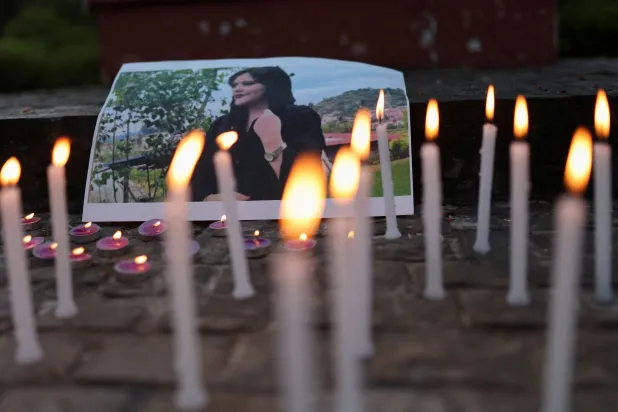 صورة مهسا أميني في اجتماع عزاء بعد وفاتها نظمه طلاب وناشطون من جامعة دلهي لدعم الاحتجاجات المناهضة للنظام في إيران بنيودلهي بالهند 26 سبتمبر 2022 (رويترز)