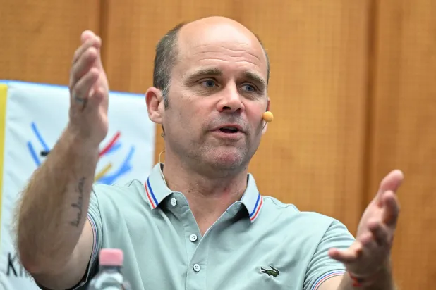 يان هيمبل البطل الأولمبي لمنافسات الغطس السابق خلال حديث عن معاناته مع مدربه فيرنر لانغر (د.ب.أ)