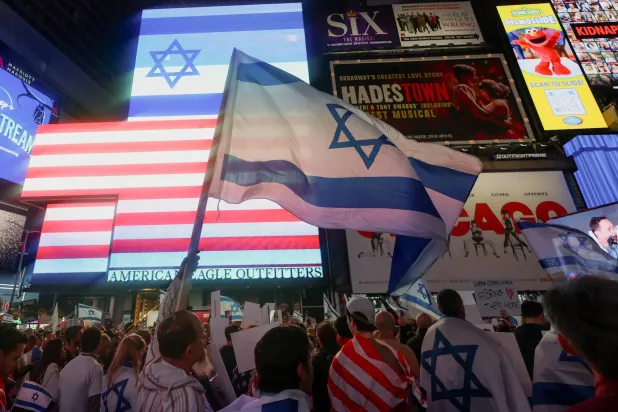 نیویارک میں لوگ اسرائیل کے ساتھ اظہار یکجہتی کے لیے ایک مظاہرے میں شریک ہیں (رائٹرز)