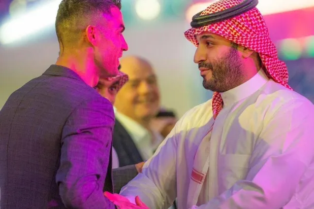 ولي العهد الأمير محمد بن سلمان يتحدث مع رونالدو في قاعة المؤتمر (الشرق الأوسط)