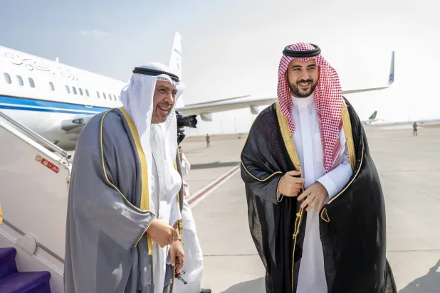 وزير الدفاع السعودي الأمير خالد بن سلمان مستقبلاً نظيره الكويتي الشيخ أحمد الفهد لدى وصوله الرياض (الشرق الأوسط)