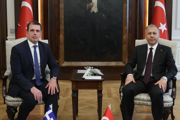 وزيرا الداخلية التركي والهجرة واللجوء اليوناني بحثا في أنقرة التعاون في مواجهة الهجرة غير الشرعية (من حساب الوزير التركي على إكس)