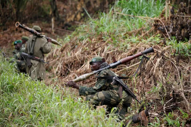جنود من جمهورية الكونغو الديمقراطية يقومون بدورية ضد متمردي «القوات الديمقراطية المتحالفة» و«الجيش الوطني لتحرير أوغندا» بالقرب من بيني في مقاطعة شمال كيفو بالكونغو الديمقراطية 31 ديسمبر 2013 (رويترز)